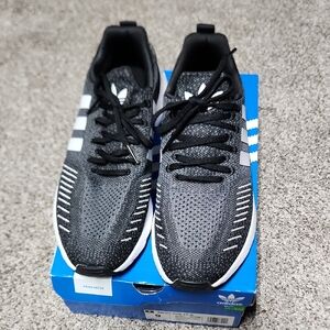 Adidas Swift Run Sneakers Size 9